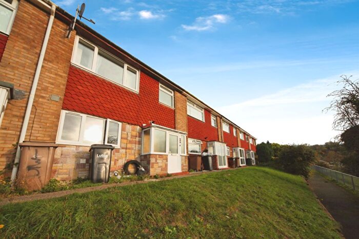 3 Bedroom Terraced House For Sale In Brendon Avenue, Luton, LU2