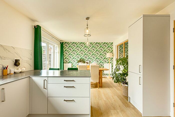 3 Bedroom Detached House For Sale In Raphael Drive, Southend-On-Sea, SS3