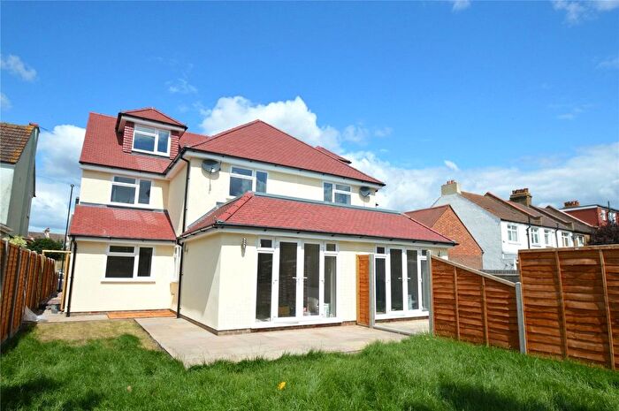 3 Bedroom Flat To Rent In Teevan Road, Addiscombe, Croydon, CR0