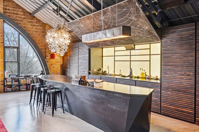 4 Bedroom Flat To Rent In Lawn Lane, Oval, SW8