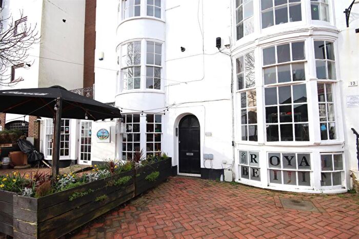 2 Bedroom Flat To Rent In Montague Place, Worthing, Sussex, BN11