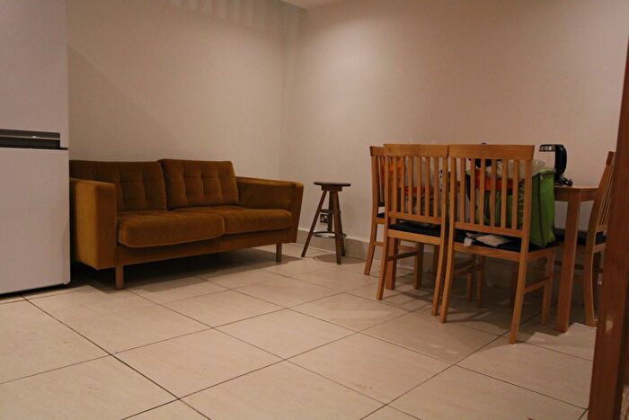 3 Bedroom Flat To Rent In Elias Place, London, SW8