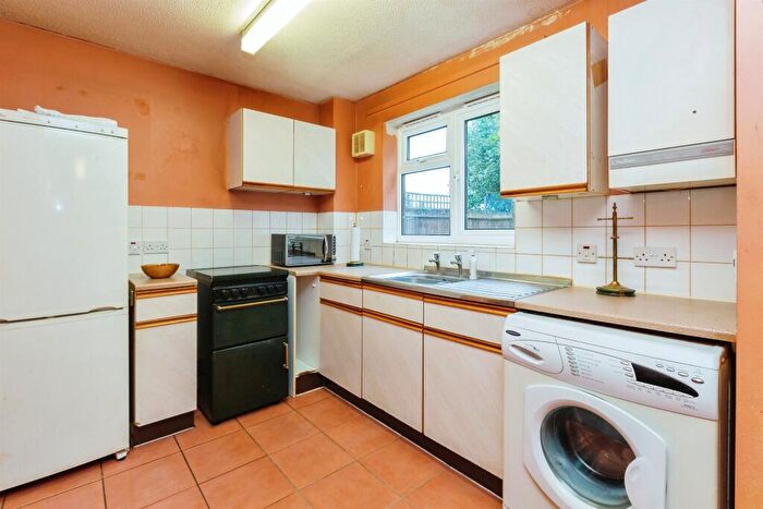 3 Bedroom End Of Terrace House For Sale In Bracken Way, Aylesbury, HP21