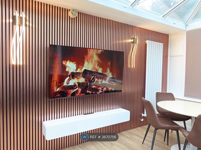 8 Bedroom Bungalow To Rent In Harlaxton Drive, Nottingham, NG7