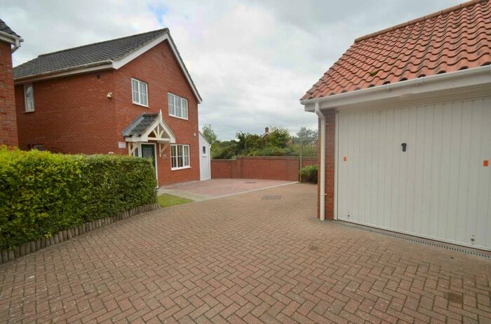 3 Bedroom Detached House To Rent In Tizzick Close, Norwich, NR5