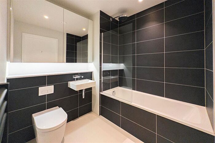 2 Bedroom Apartment To Rent In The Gate, Meadowside, M4