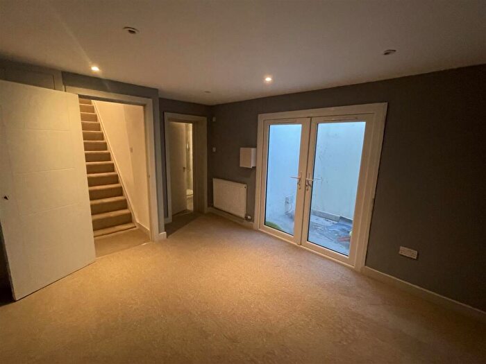 3 Bedroom Flat To Rent In Alfred Road, Sutton, SM1