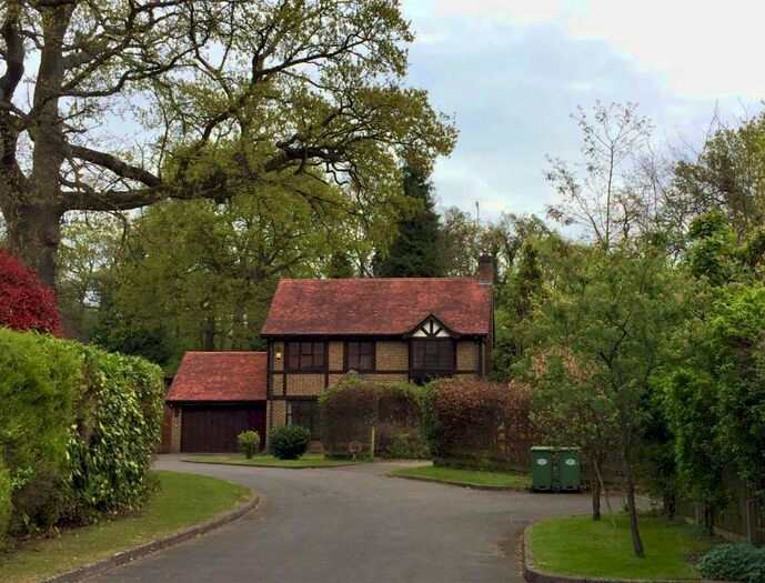 4 Bedroom Detached House To Rent In West Byfleet, KT14