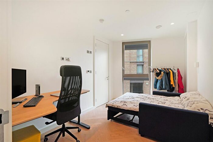 3 Bedroom Flat To Rent In Oberman Road, Brent, NW10