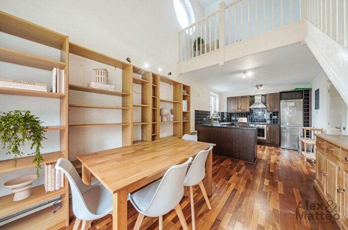 2 Bedroom Flat To Rent In Peninsula Court, Canary Wharf, E14