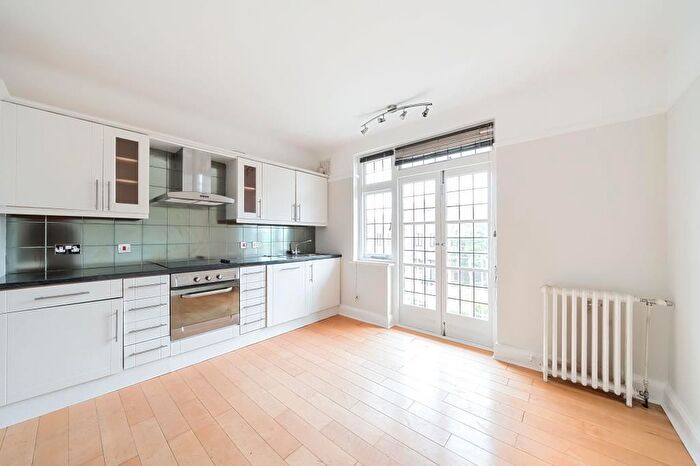 2 Bedroom Flat To Rent In Park Lane, Richmond, TW9