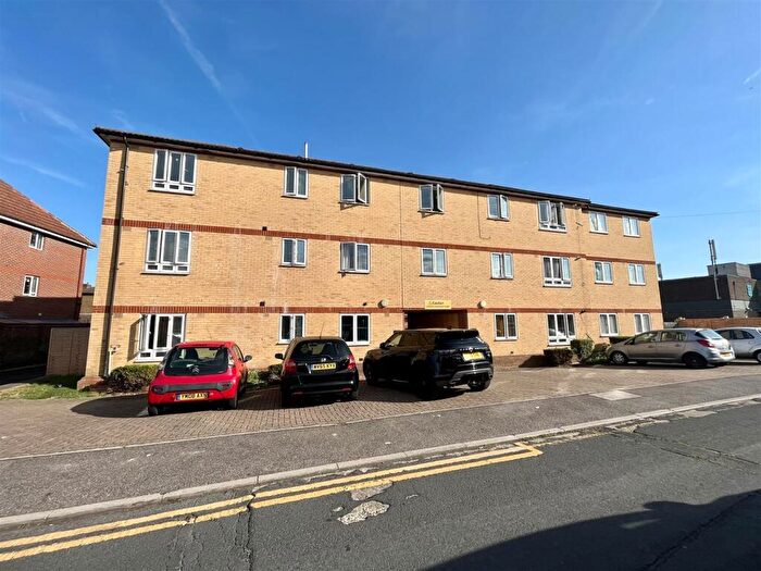 2 Bedroom Flat To Rent In Round House Court, Hobbs Close, EN8
