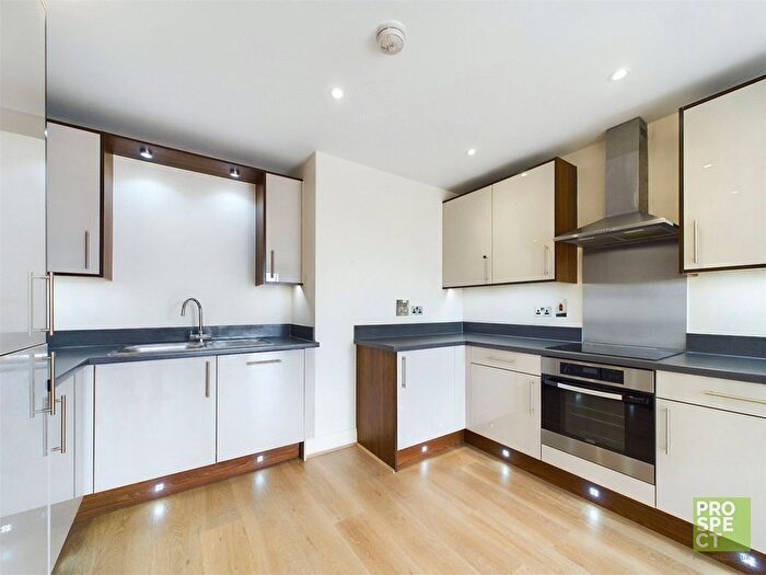 2 Bedroom Flat To Rent In Heron Way, Maidenhead, Berkshire, SL6