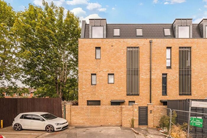 5 Bedroom Property To Rent In Bryanston Close, Norwood Green, UB2
