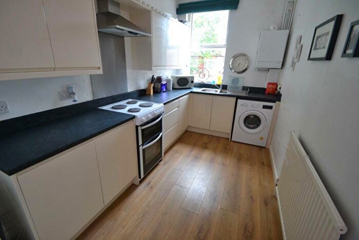 3 Bedroom Flat To Rent In Lenton Boulevard, Lenton, Nottingham, NG7