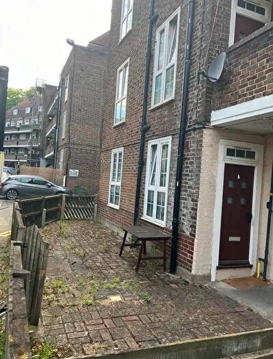 3 Bedroom Flat To Rent In Newton House, Clapham, SW8