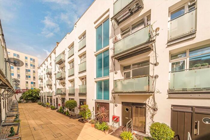 2 Bedroom Flat For Sale In Empire Square, Holloway, N7