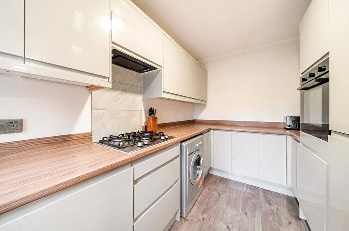 2 Bedroom Flat For Sale In Dawsmere Close, Camberley, GU15