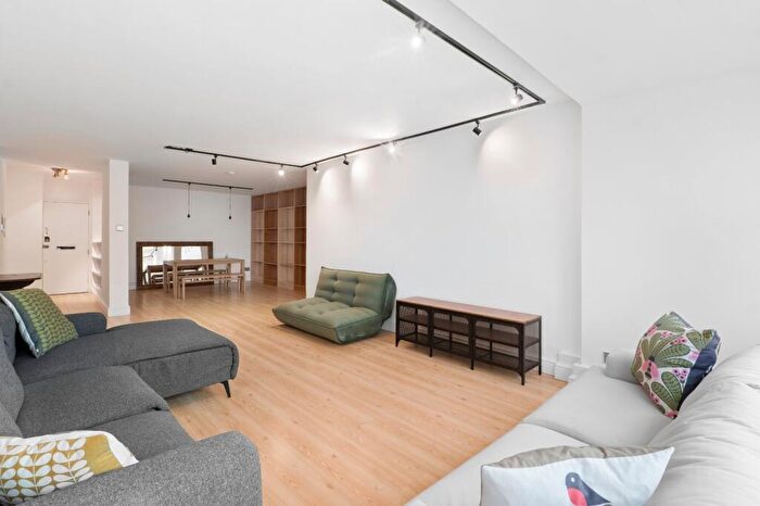 3 Bedroom Flat To Rent In Gloucester Avenue, Primrose Hill, NW1