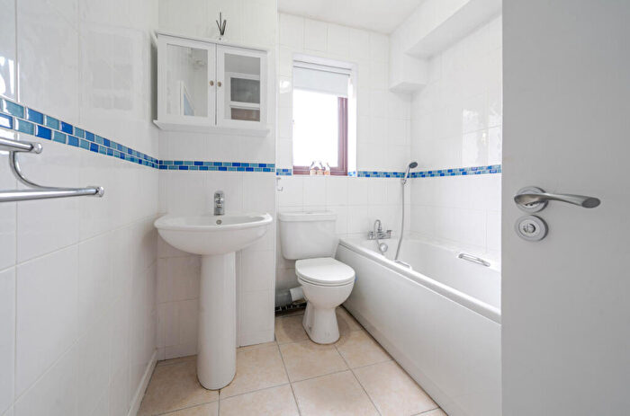 2 Bedroom Apartment For Sale In Westdown Gardens, Whipsnade Road, Dunstable, LU6