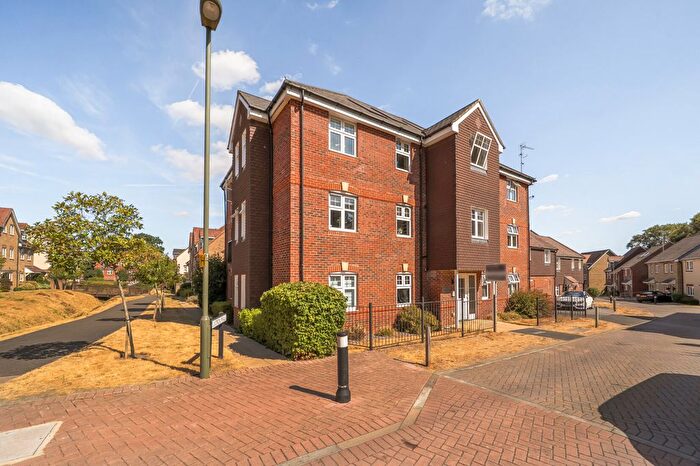 2 Bedroom Flat For Sale In Gomer Road, Bagshot, Surrey, GU19