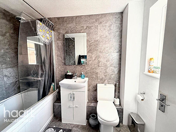 2 Bedroom Flat For Sale In Cobblers Close, Slough, SL2