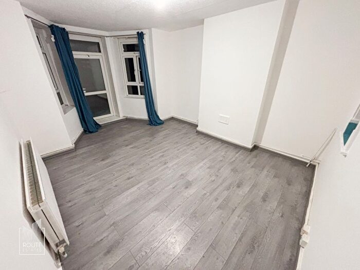 3 Bedroom Flat To Rent In Malmsmead House, Homerton Road, Hackney, E9