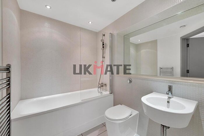3 Bedroom Flat To Rent In Denison House, Lanterns Way, E14