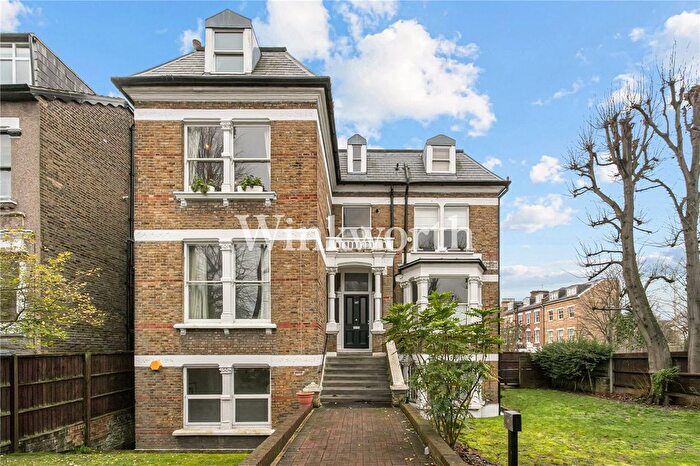2 Bedroom Flat For Sale In Queens Drive, London, N4