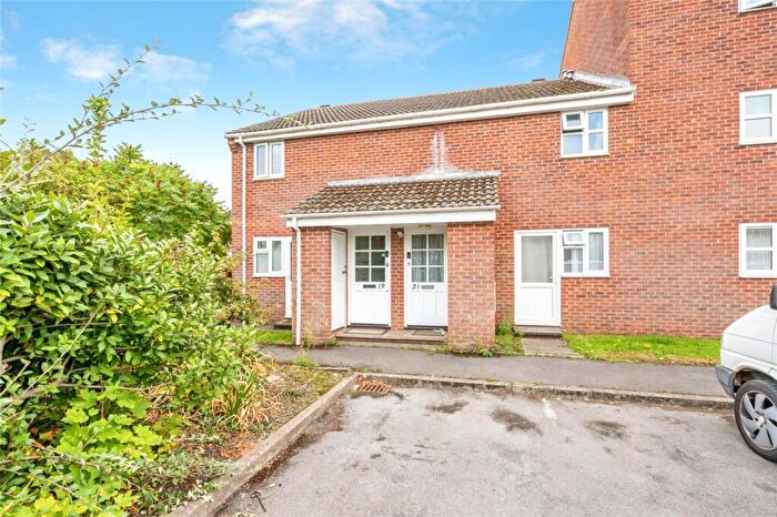 1 Bedroom Flat For Sale In Caernarvon Road, Chichester, West Sussex, PO19
