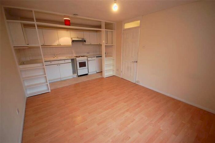 1 Bedroom Studio Flat To Rent In Greenway Close, Friern Barnet N11