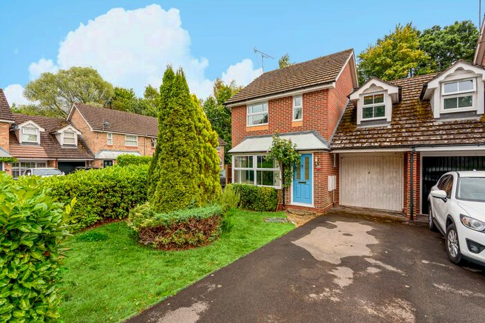 3 Bedroom Link Detached House To Rent In Aspen Close, Colden Common, Winchester, SO21