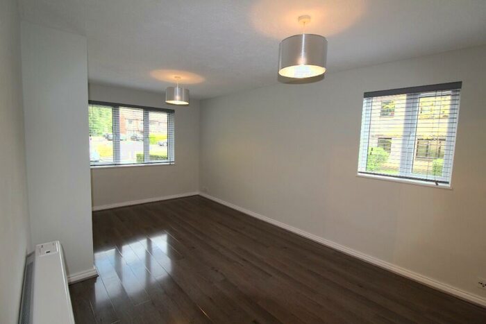 2 Bedroom Apartment To Rent In Canons Close, Reigate, Surrey, RH2