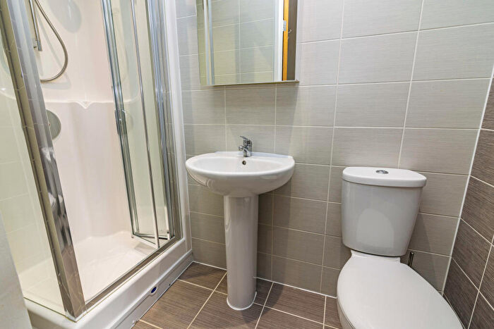 4 Bedroom Flat To Rent In Flat, Lord Tennyson House, LN1