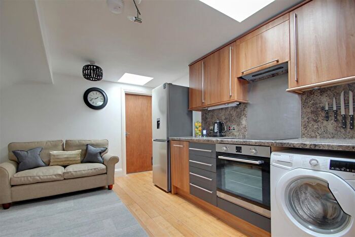 2 Bedroom Flat To Rent In New Street, Horsham, RH13