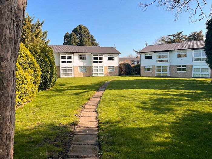 2 Bedroom Flat For Sale In Cedar Close, Laleham, TW18