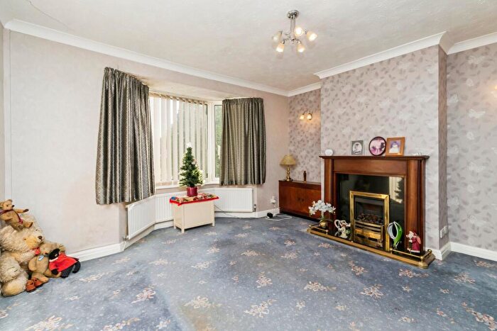 3 Bedroom Semi-Detached House For Sale In Winsor Avenue, Leyland, Lancashire, PR25