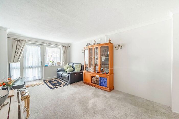 1 Bedroom Flat For Sale In Oakdene Close, Harrow, Pinner, HA5