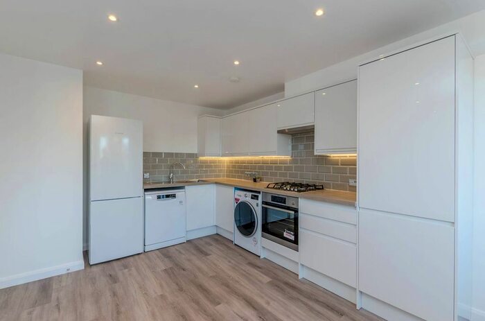 2 Bedroom Flat To Rent In Queens Walk, Harrow, HA1