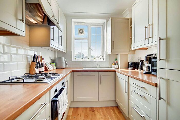 2 Bedroom Flat For Sale In Clapham Park Road, Clapham, London, SW4
