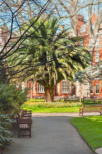 3 Bedroom Flat To Rent In South Street, Mayfair, London, W1K