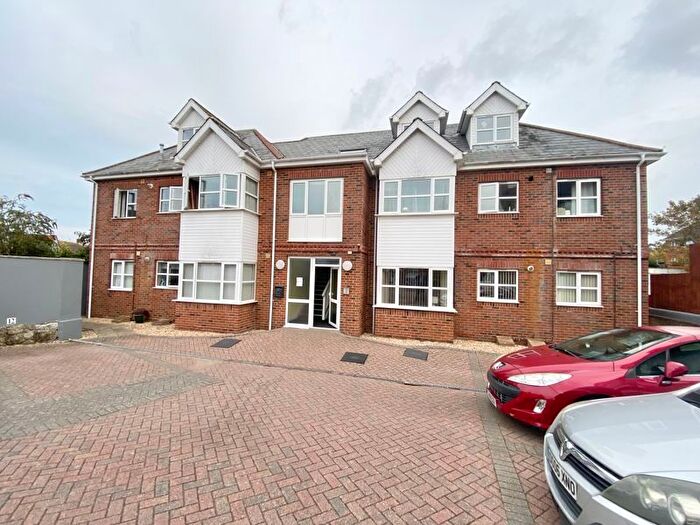 2 Bedroom Flat To Rent In Lake Hill, Sandown, PO36