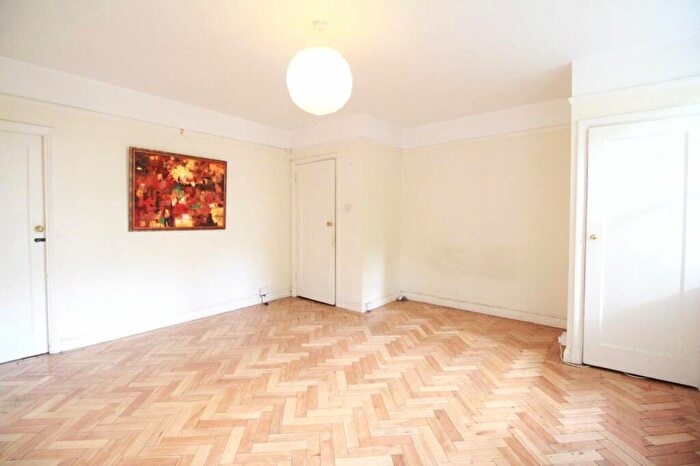 Apartment To Rent In North Hill Court, North Hill, Highgate, London, N6