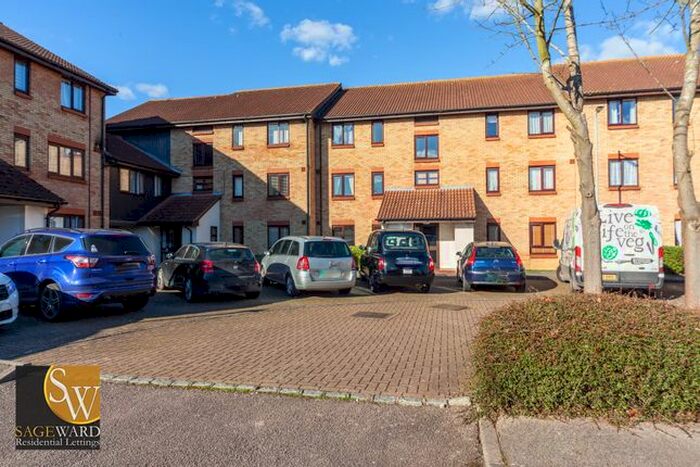 2 Bedroom Flat To Rent In King Arthur Court, Cheshunt, Waltham Cross, EN8