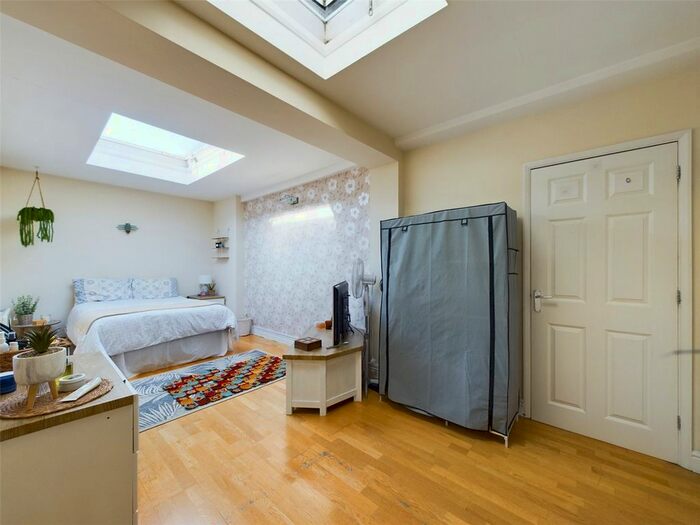 1 Bedroom Flat To Rent In Middle Way, Chinnor, OX39