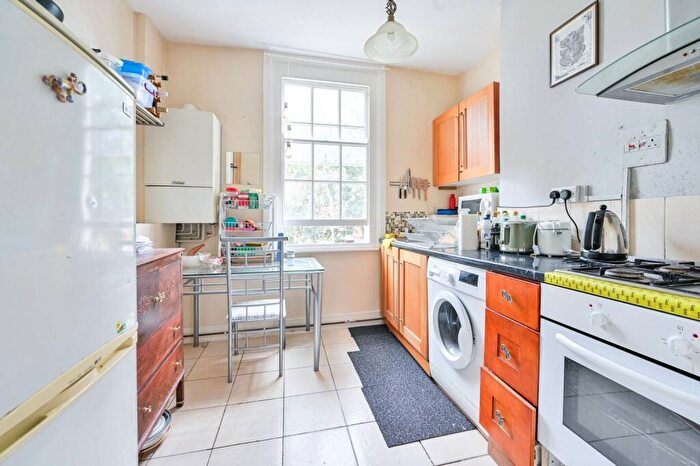 2 Bedroom Flat To Rent In Lorrimore Road, Elephant And Castle, London, SE17