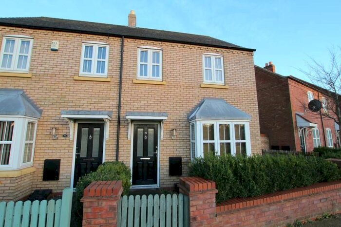 3 Bedroom End Of Terrace House To Rent In Shinewater Park, Kingswood HU7