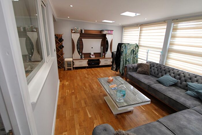 2 Bedroom Flat To Rent In Mill Gardens, London, SE26