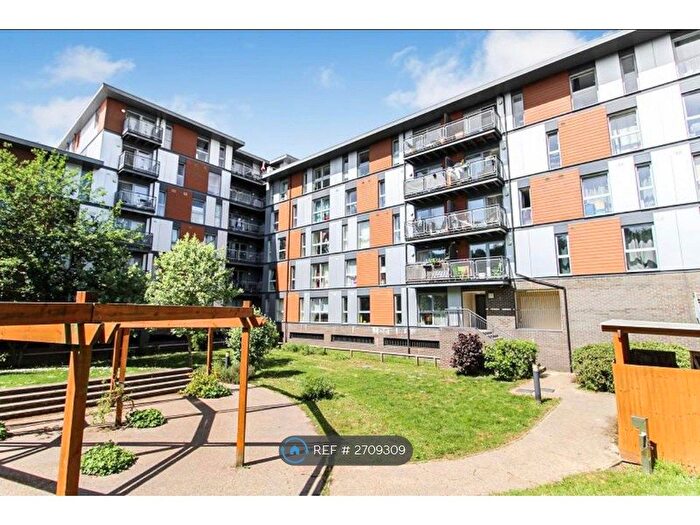2 Bedroom Flat To Rent In Page Court, Crawley, RH10
