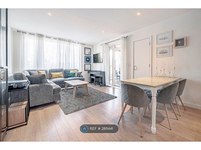 2 Bedroom Flat To Rent In Barrington Road, London, SW9